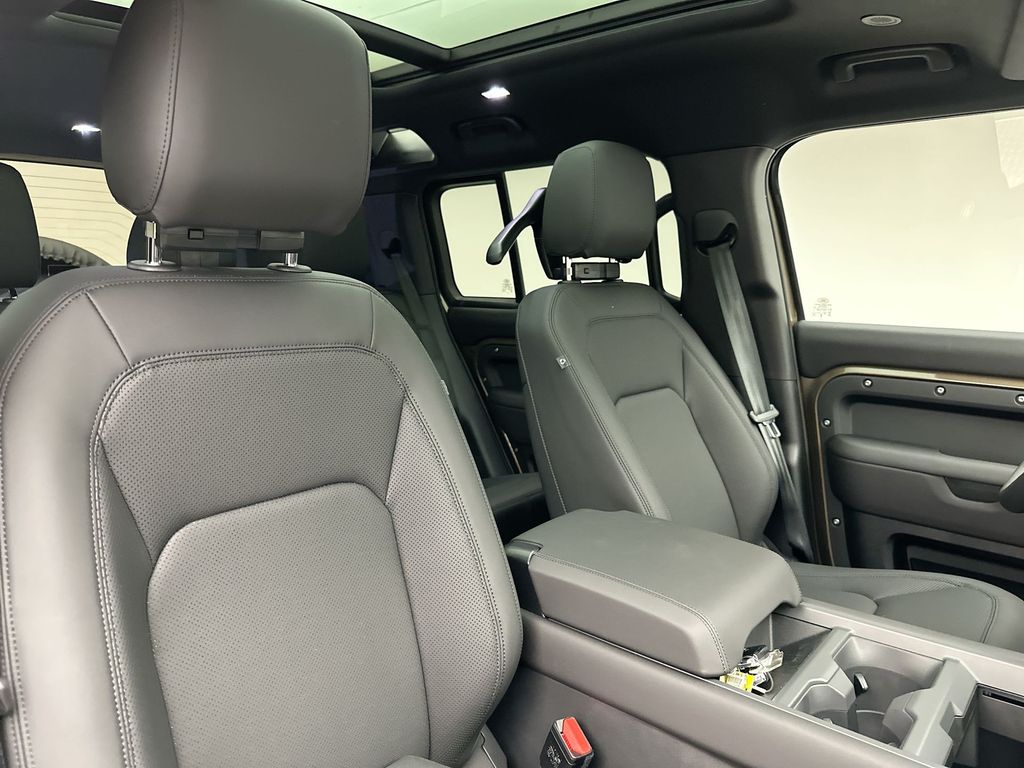 2025 Land Rover Defender 110 6