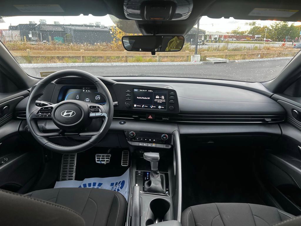 2025 Hyundai Elantra SEL Sport photo 3