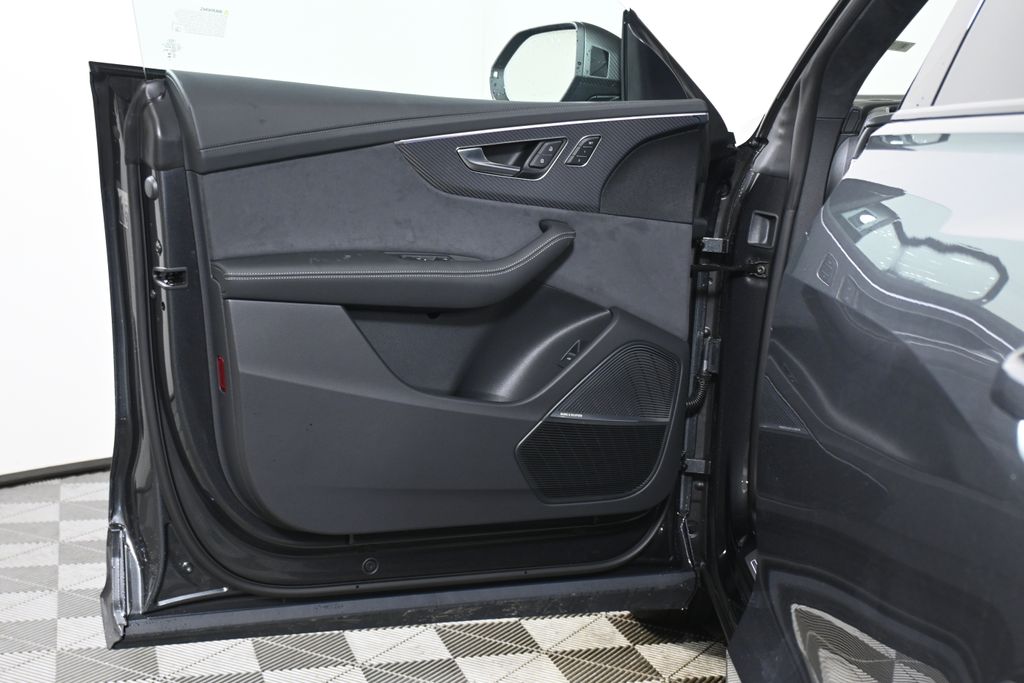 Thumbnail: 2026 Audi RS Q8 - 21