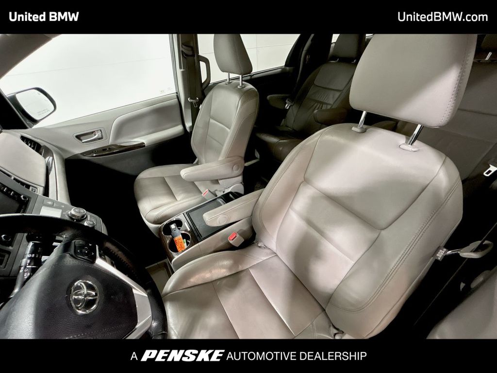 2018 Toyota Sienna XLE 13