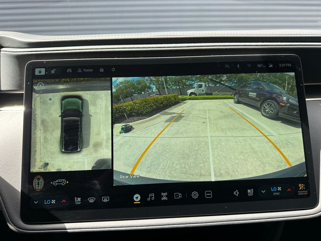 Thumbnail: 2025 Rivian R1S - 26