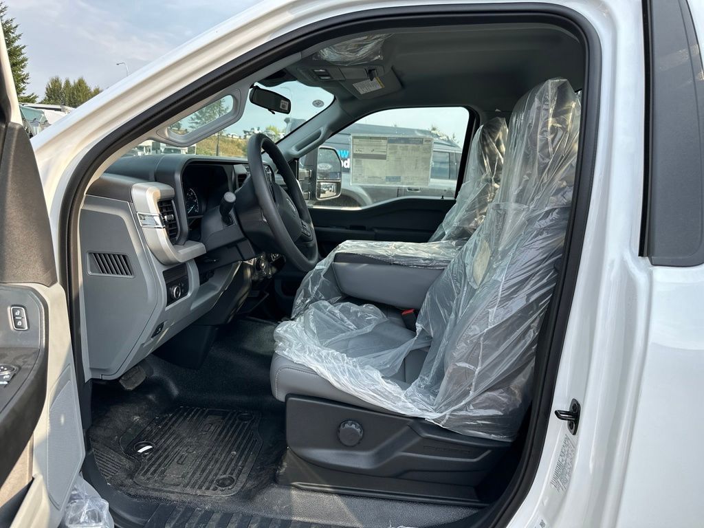 New 2025 Ford Super Duty F-350 Chassis Regular Cab (DRW) 169" Wheelbase XL