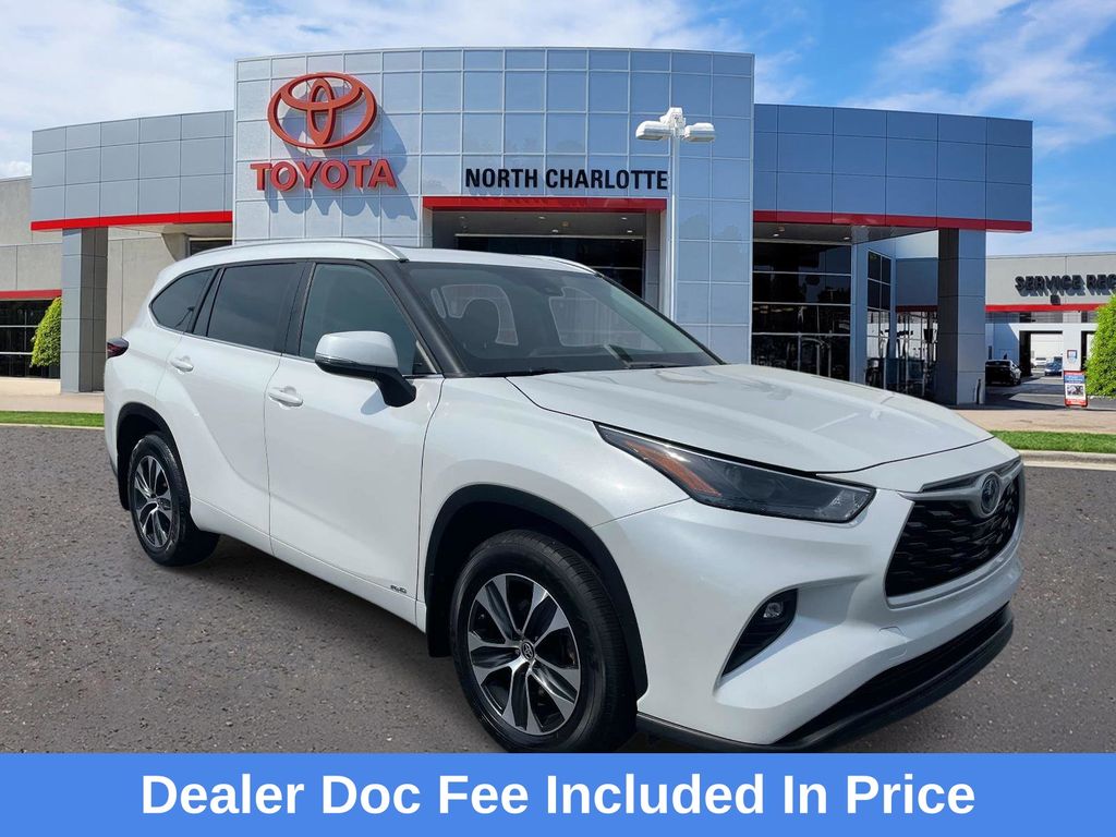 White (Wind Chill Pearl) 2024 Toyota Highlander Hybrid XLE AWD SUV / Crossover All-Wheel Drive Continuously Variable Transmission