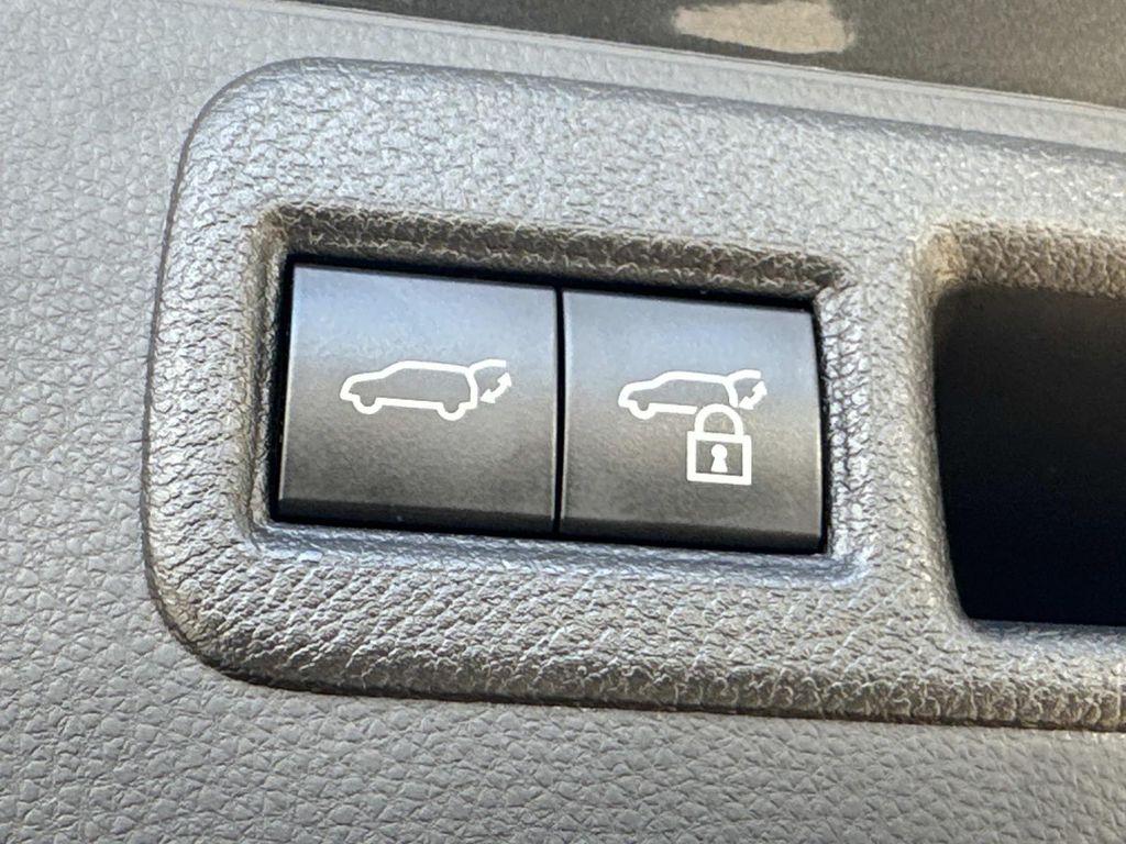 Thumbnail: 2023 Toyota Venza - 24