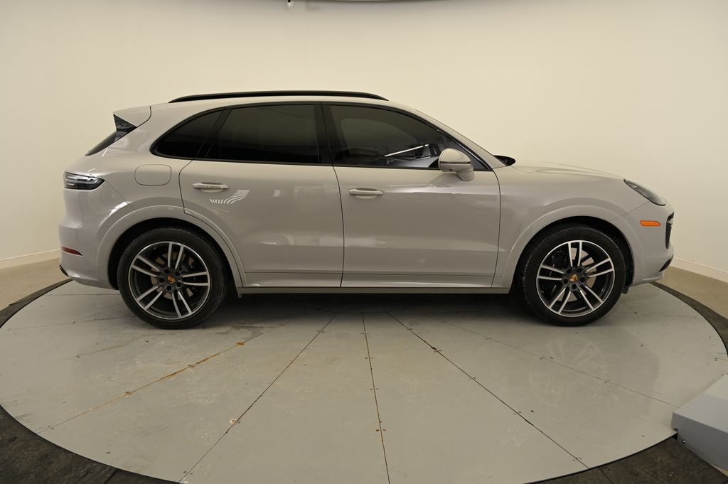 2023 Porsche Cayenne Turbo 8