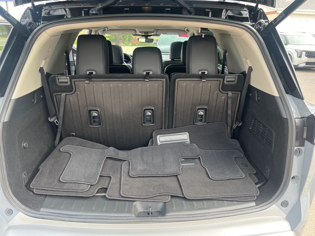 2023 Nissan Pathfinder Platinum photo