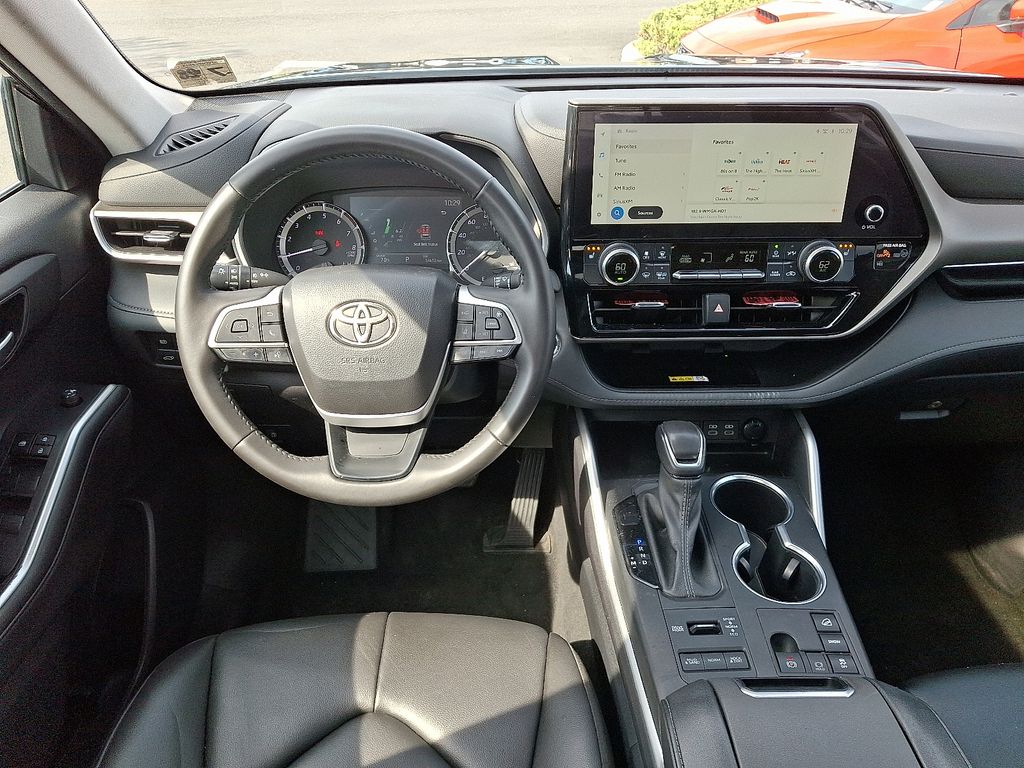 Thumbnail: 2023 Toyota Highlander - 12