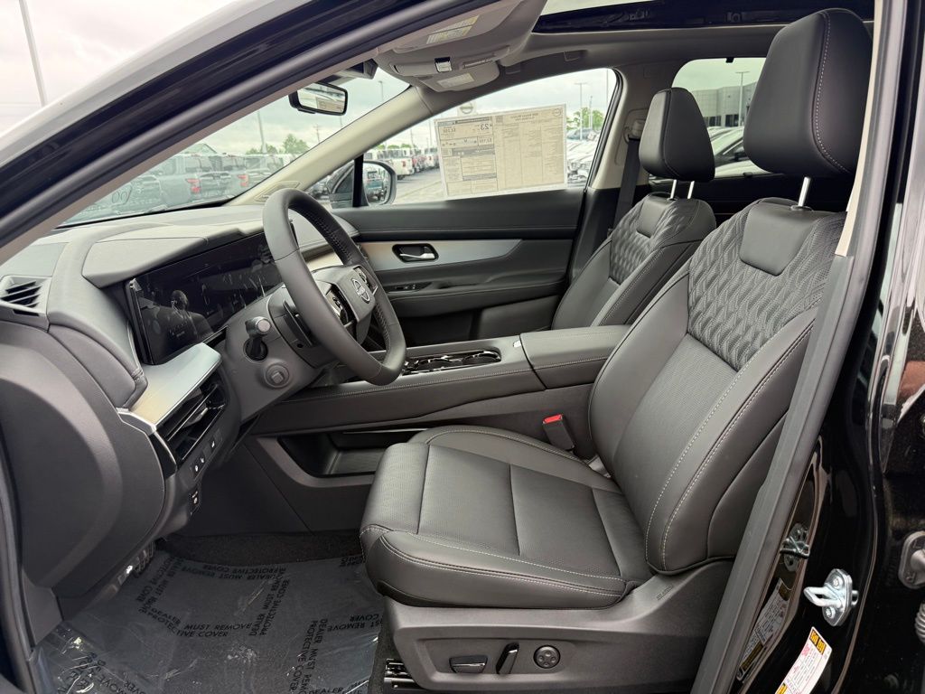 View vehicle photo 4
