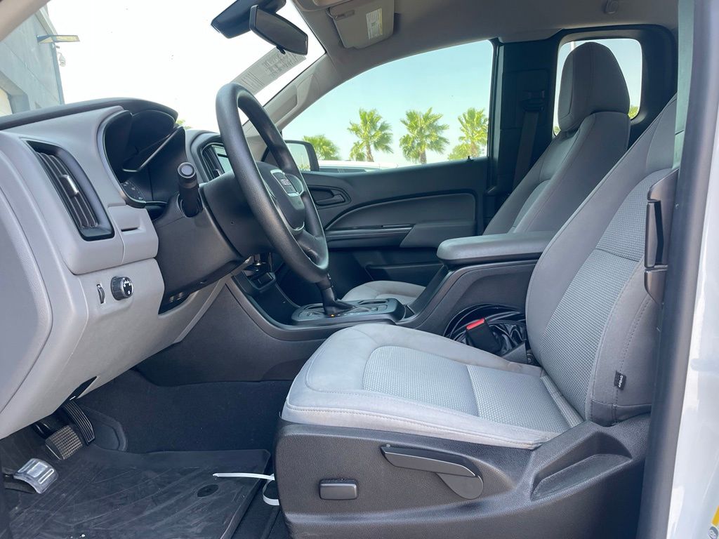 Used 2020 White GMC Base image 10