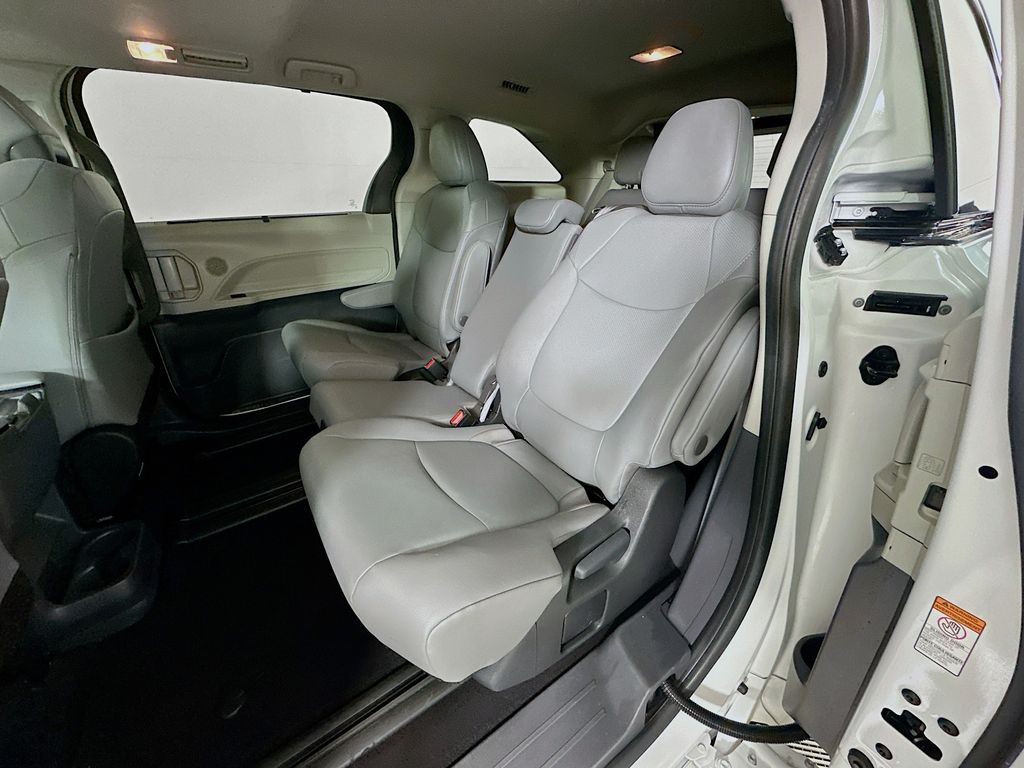 Thumbnail: 2024 Toyota Sienna - 24