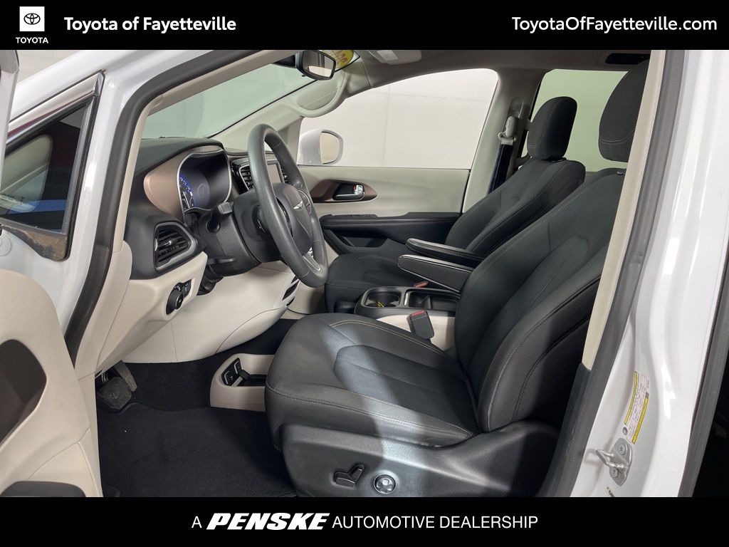 Thumbnail: 2018 Chrysler Pacifica - 24