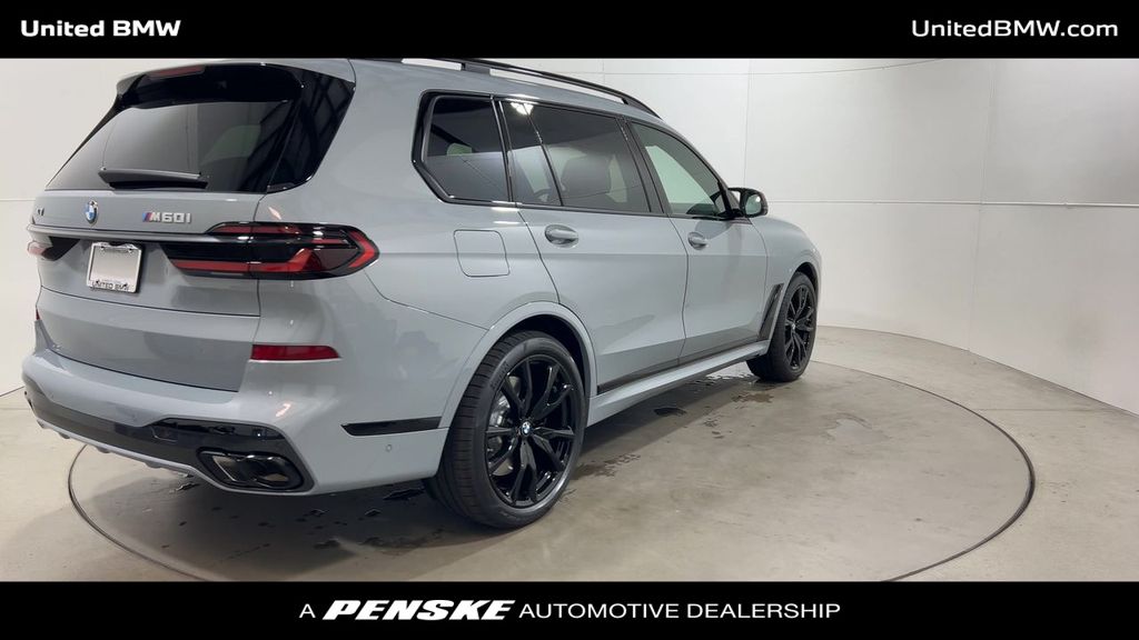 2025 BMW X7 M60i 8