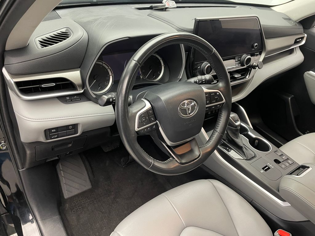 Thumbnail: 2023 Toyota Highlander - 11