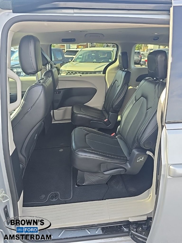2024 Chrysler Pacifica Touring L - 11