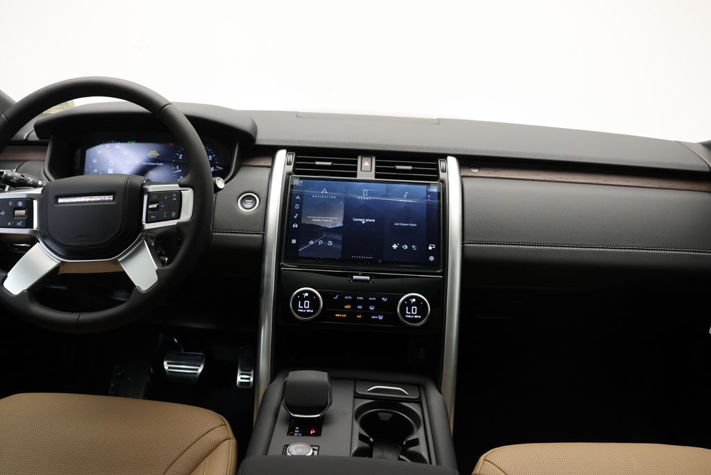 Thumbnail: 2026 Land Rover Discovery - 15