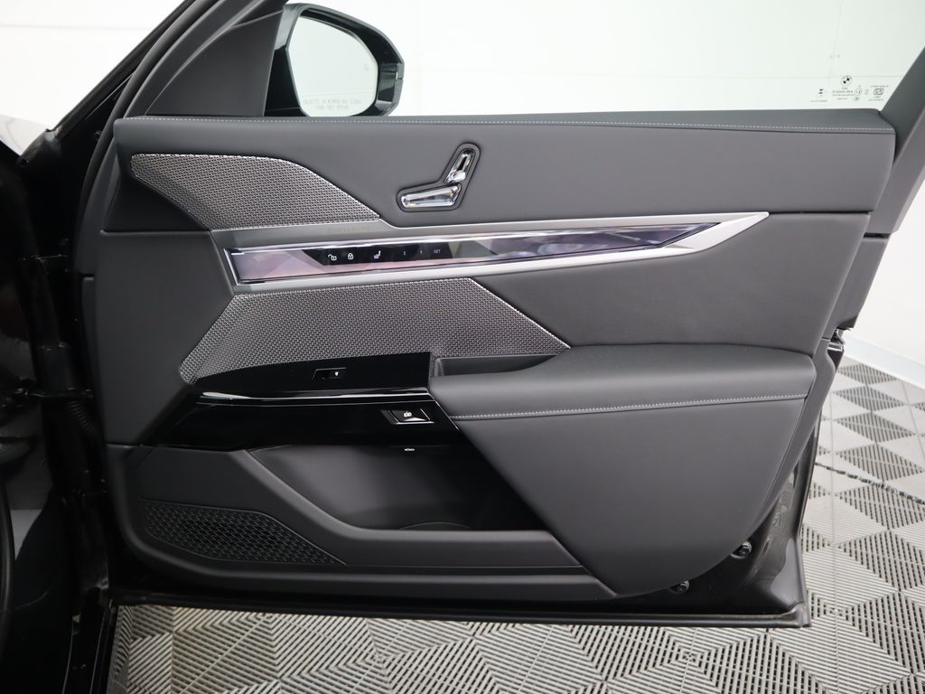 2025 BMW i7 eDrive50 26