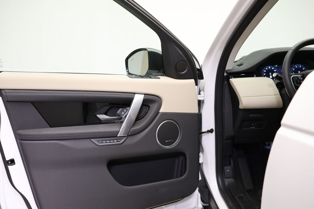 Thumbnail: 2025 Land Rover Discovery Sport - 25