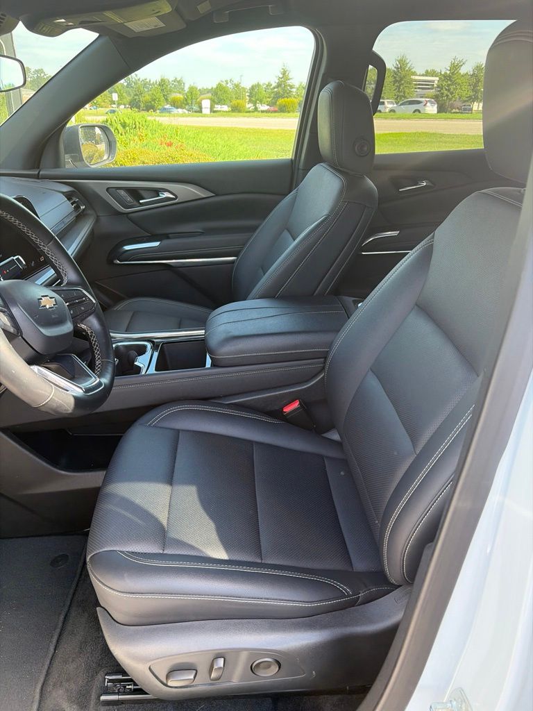 Used 2025 Chevrolet Traverse SUV