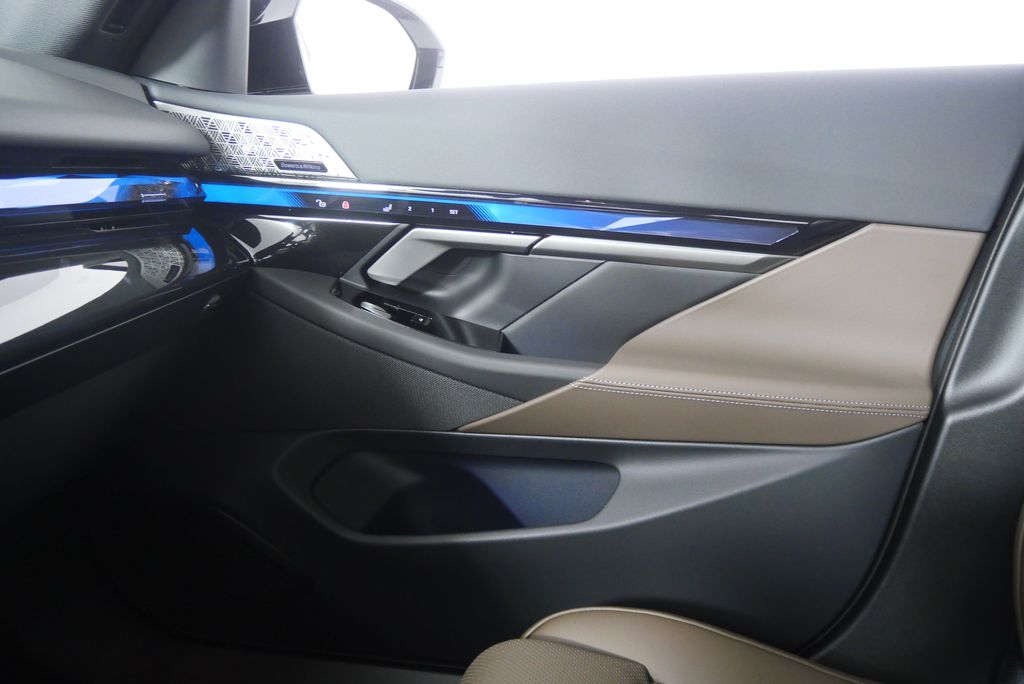 Thumbnail: 2025 BMW i5 - 25