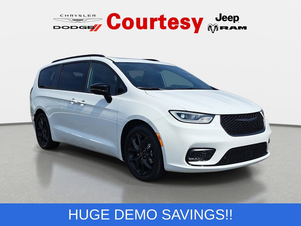 Bright White Clearcoat 2025 Chrysler Pacifica Limited FWD Minivan Front-Wheel Drive 9-Speed Automatic
