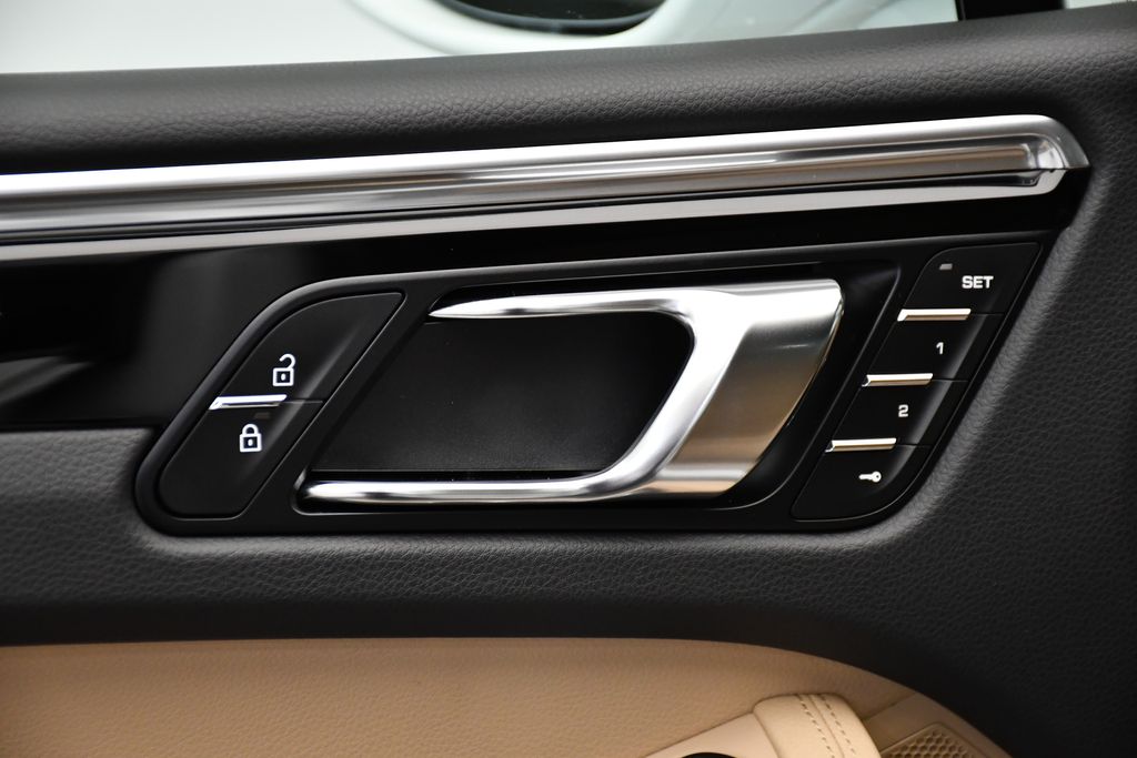 Thumbnail: 2025 Porsche Macan - 31