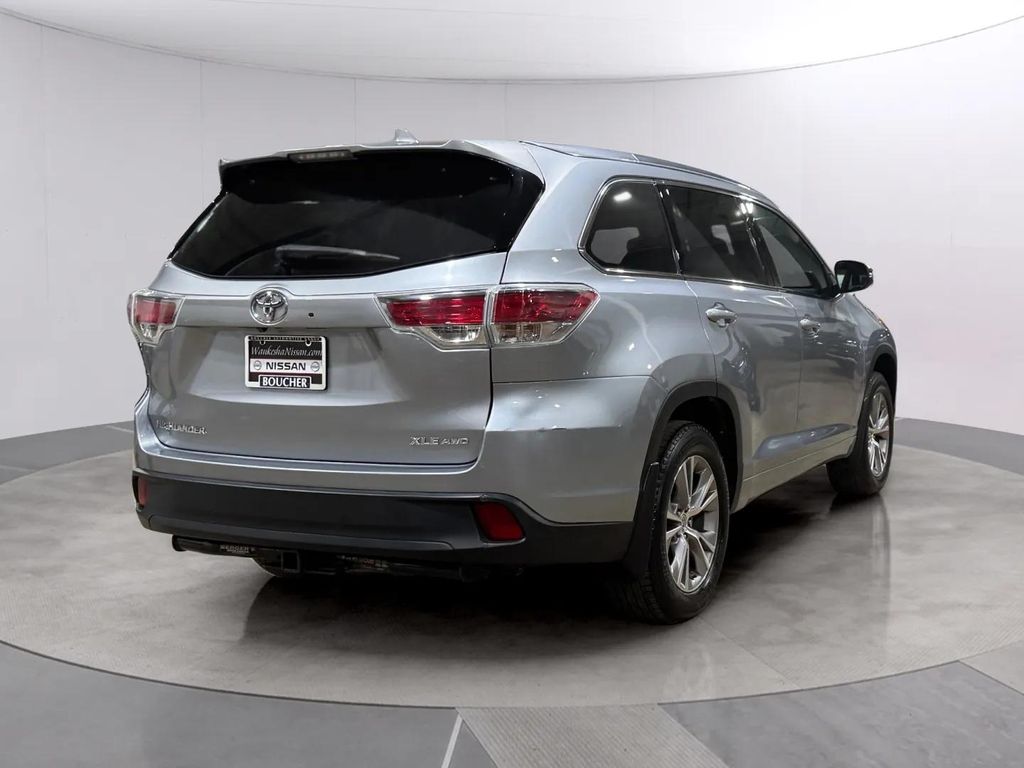 Used 2015 Silver Sky Metallic Toyota XLE V6 image 3
