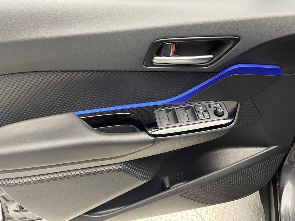 2020 Toyota C-HR XLE 9
