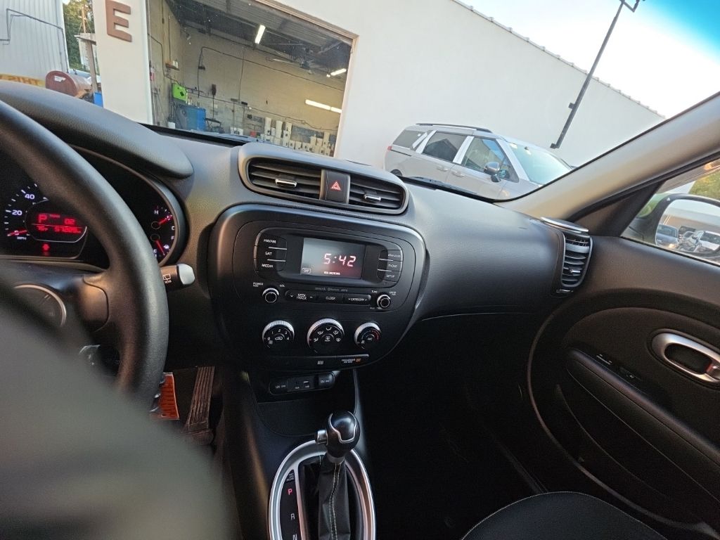 Used 2015 Green Kia Plus image 16