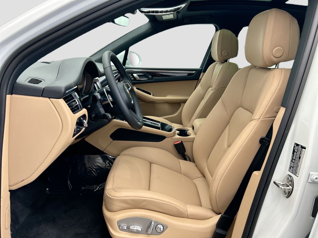 Thumbnail: 2026 Porsche Macan - 5