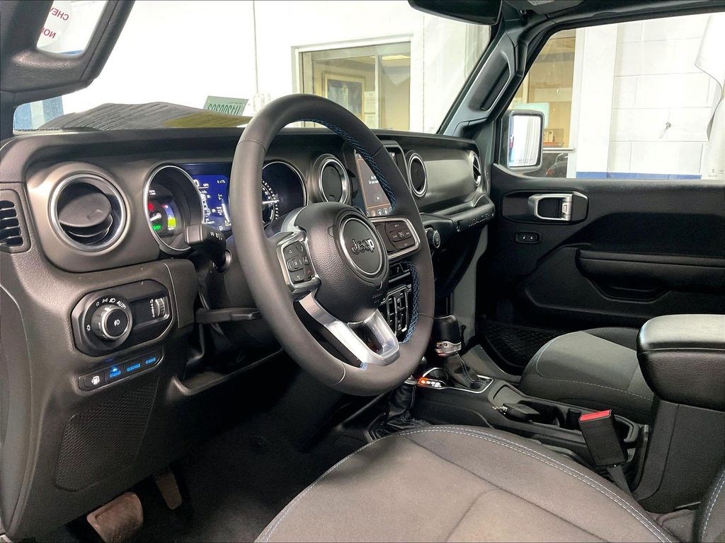 2023 Jeep Wrangler — photo 8