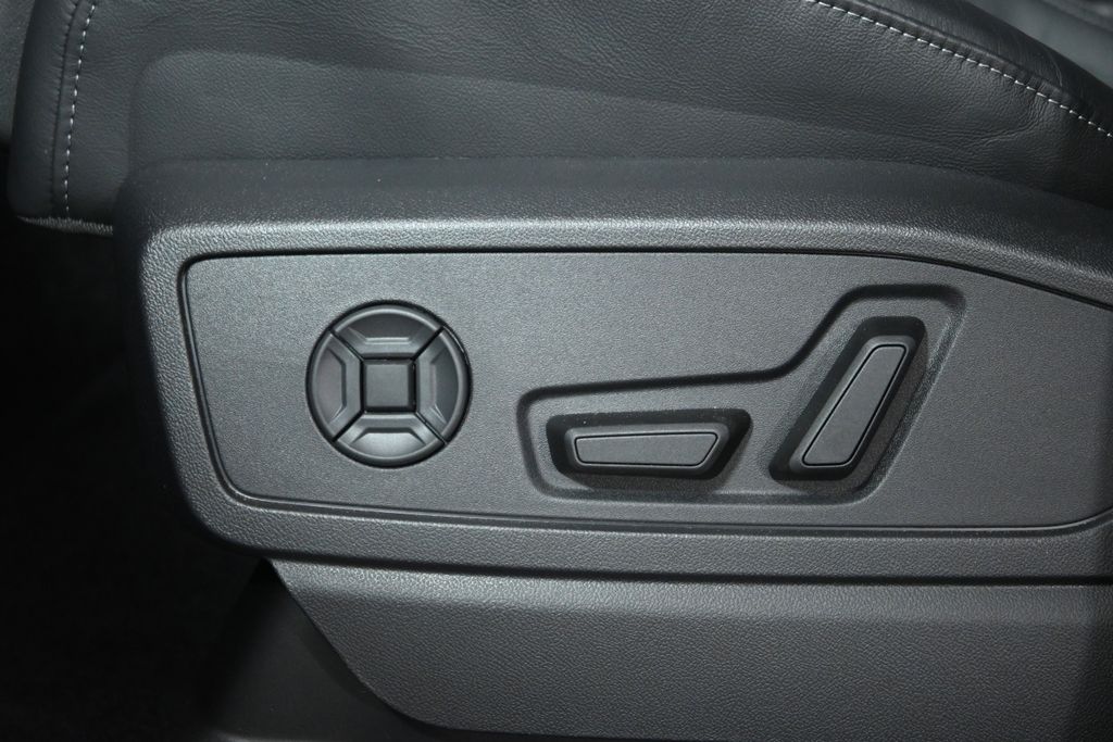 Thumbnail: 2025 Audi SQ5 - 26