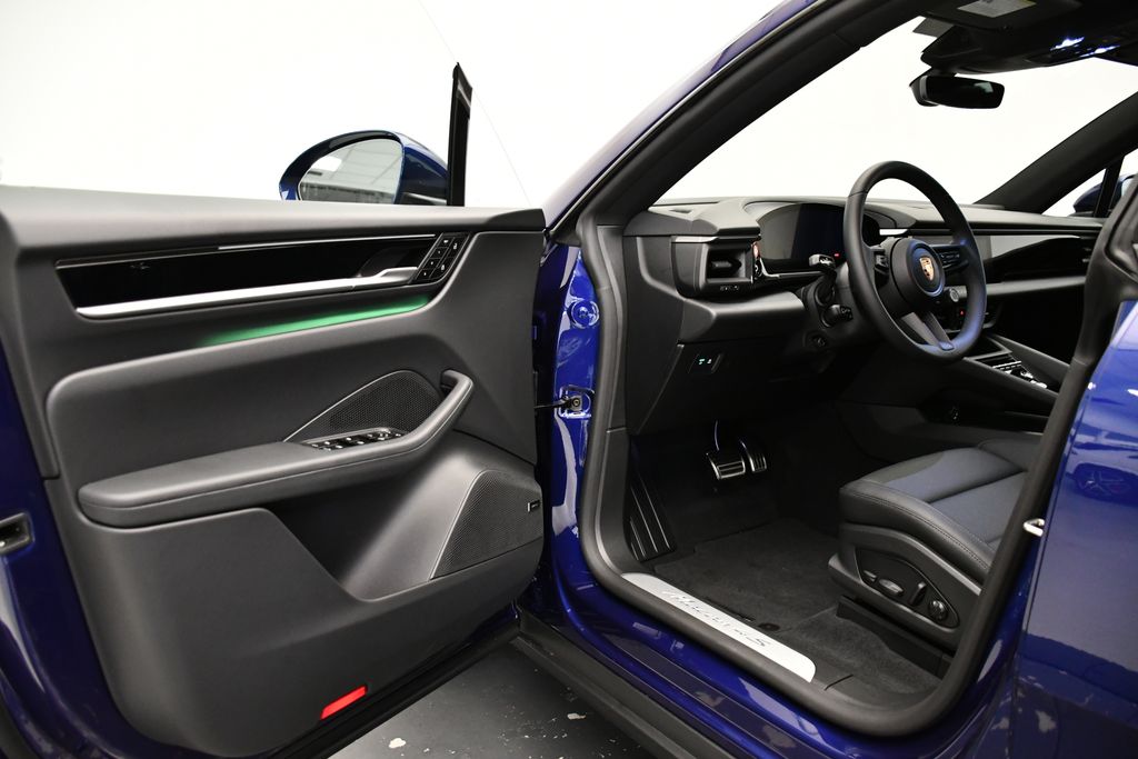 Thumbnail: 2025 Porsche Macan - 4