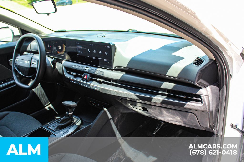 Used 2025 White Kia LXS image 23