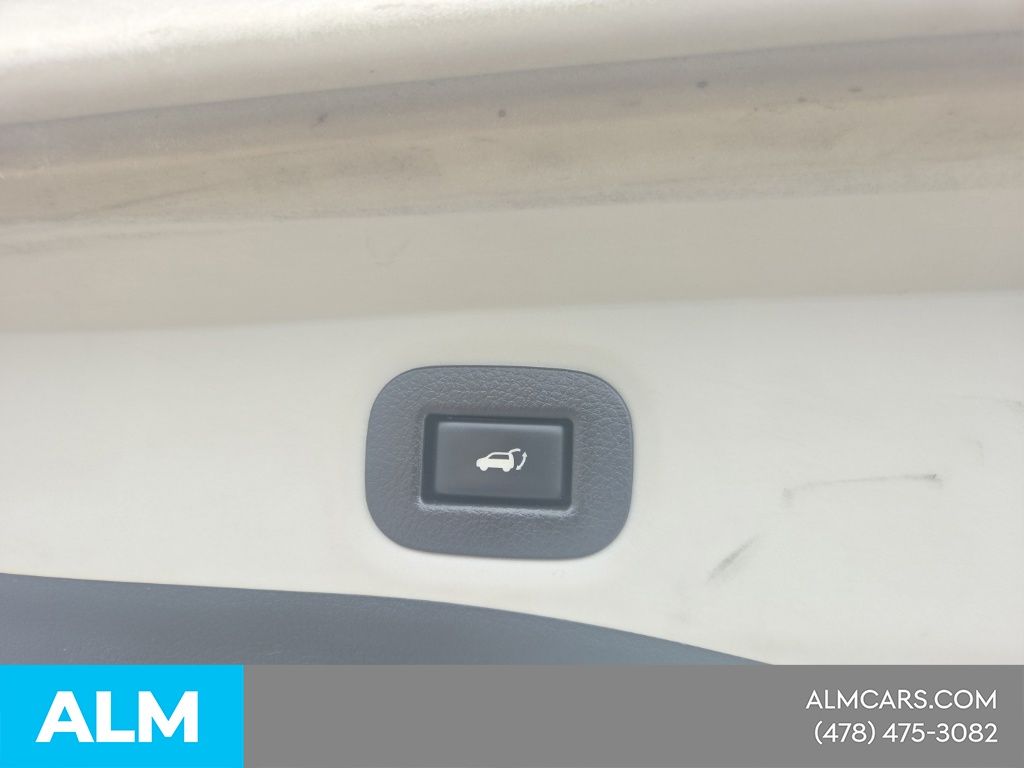 Used 2015 White Nissan SL image 10