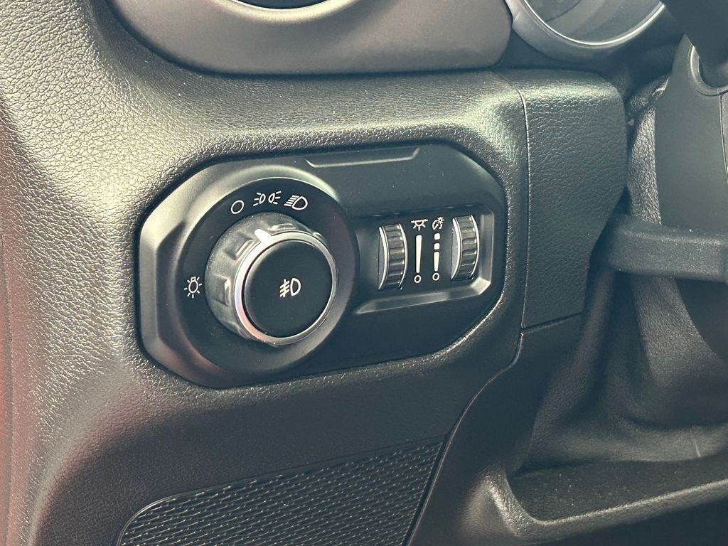 Used 2018 Punkn Metallic Clearcoat Jeep Unlimited Sport image 40