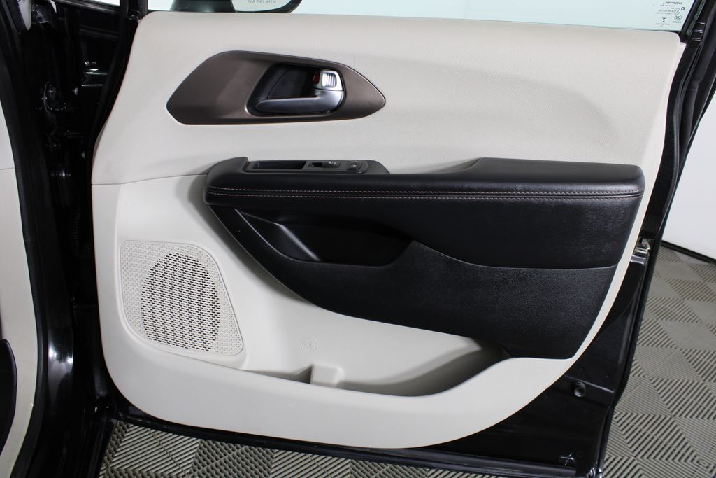 Used 2017 Chrysler Pacifica for sale in 