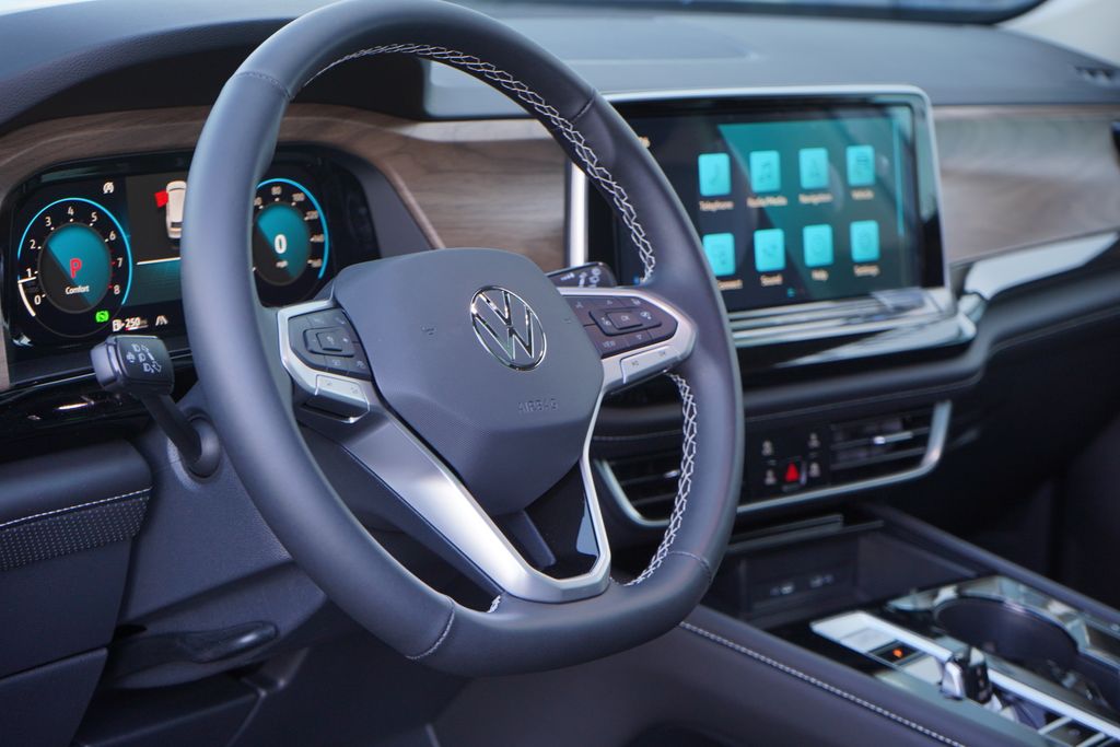 2025 Volkswagen Atlas 2.0T SE w/Technology 8