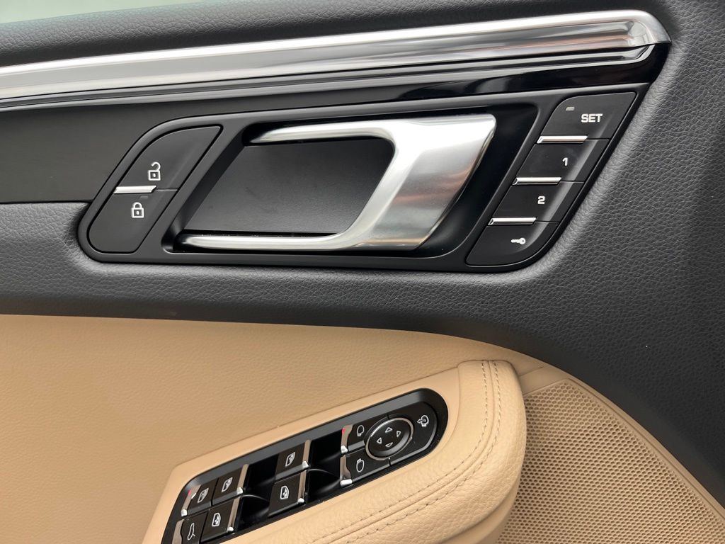 Thumbnail: 2026 Porsche Macan - 21