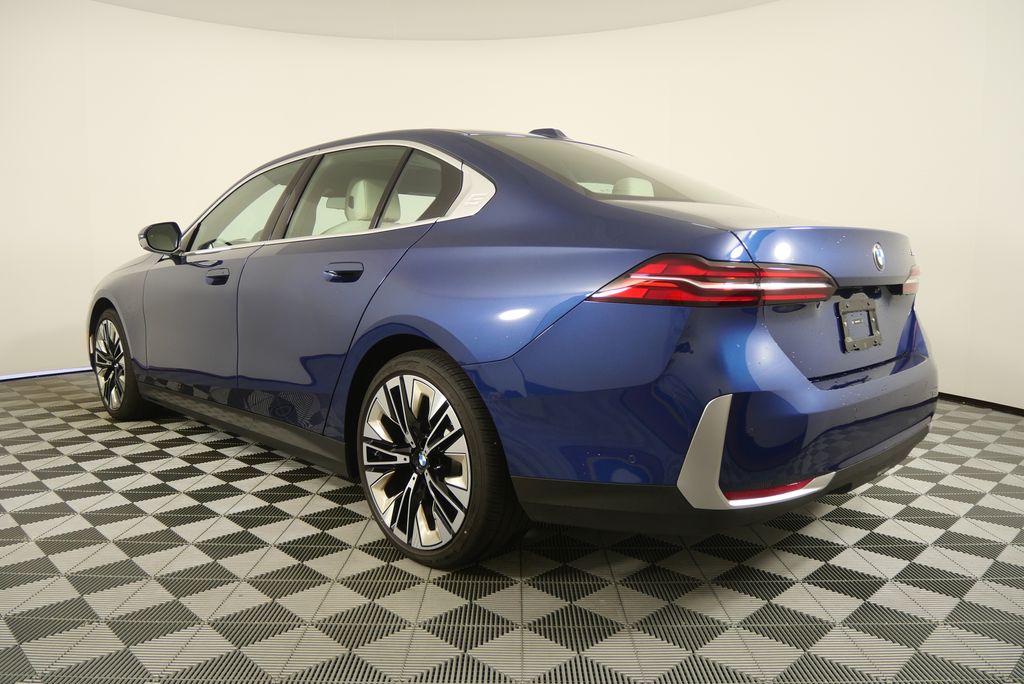 Thumbnail: 2025 BMW 5 Series - 5