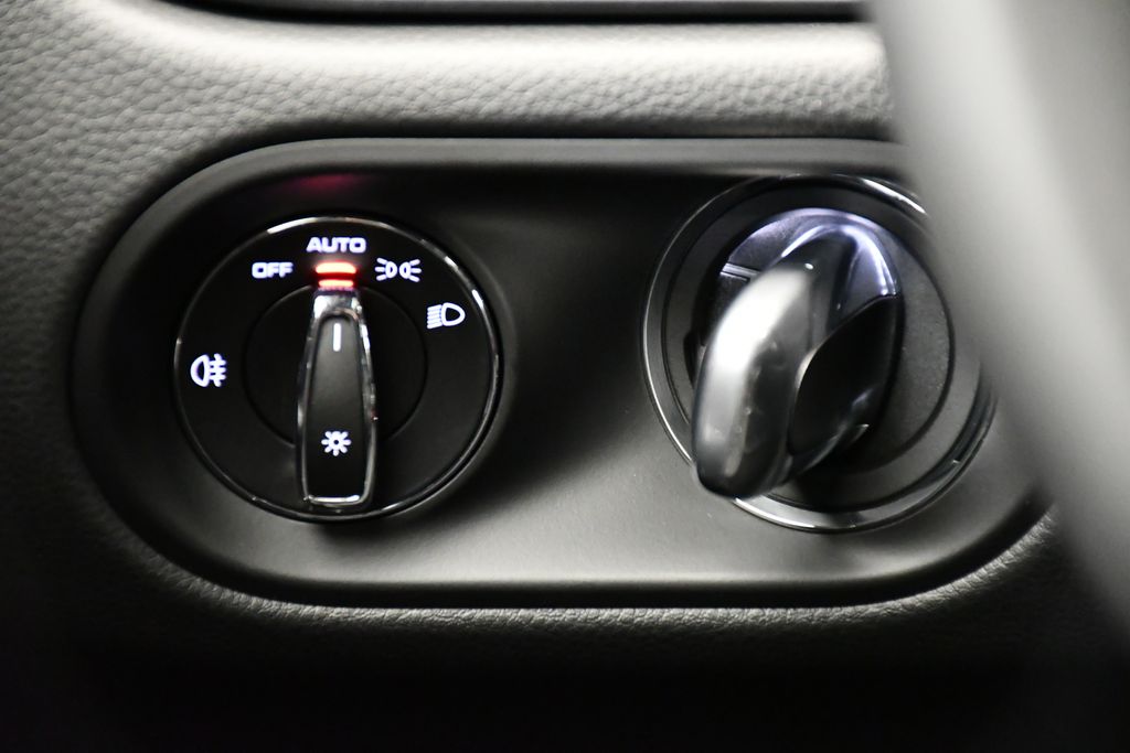 Thumbnail: 2026 Porsche Macan - 26