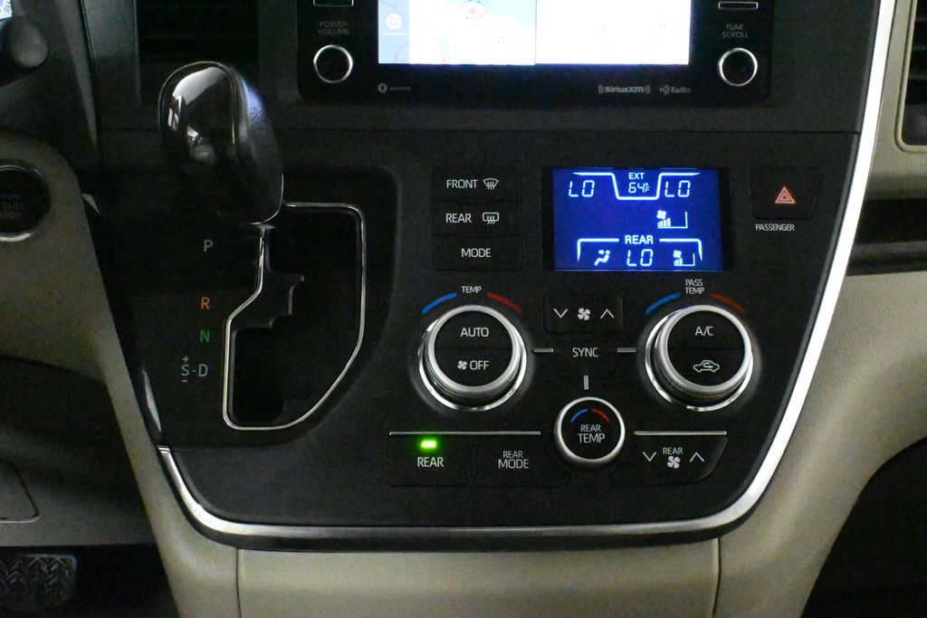 2019 Toyota Sienna XLE Premium 25