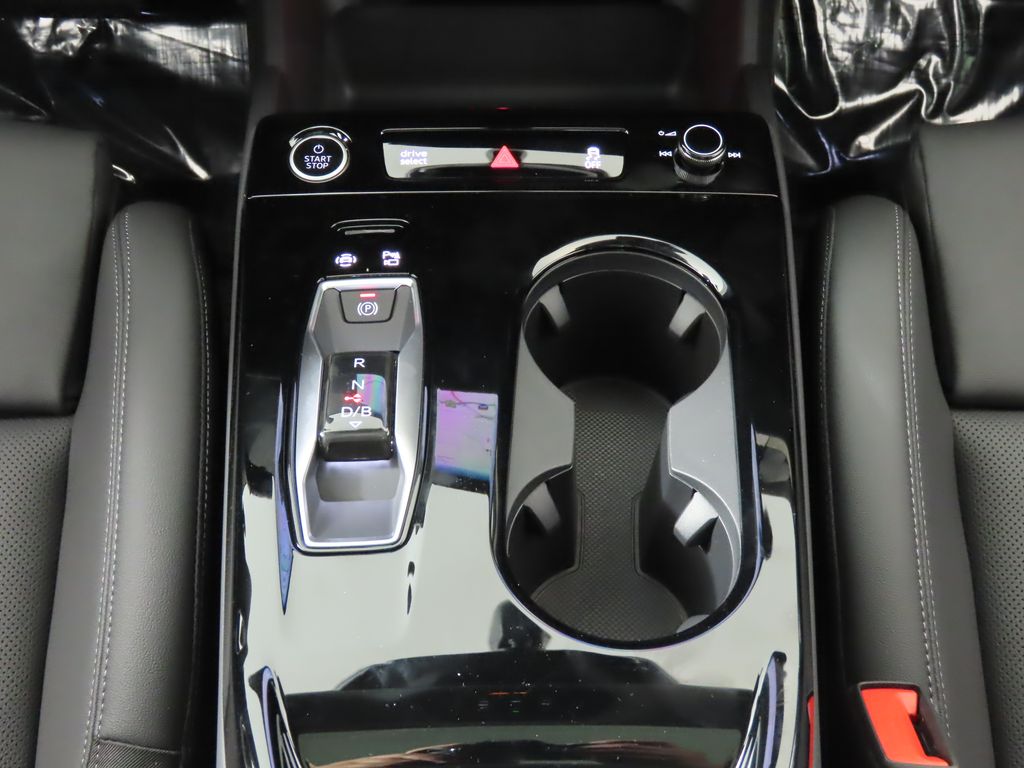 Thumbnail: 2025 Audi Q6 e-tron - 21