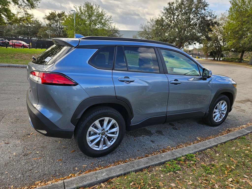 2022 Toyota Corolla Cross LE 5