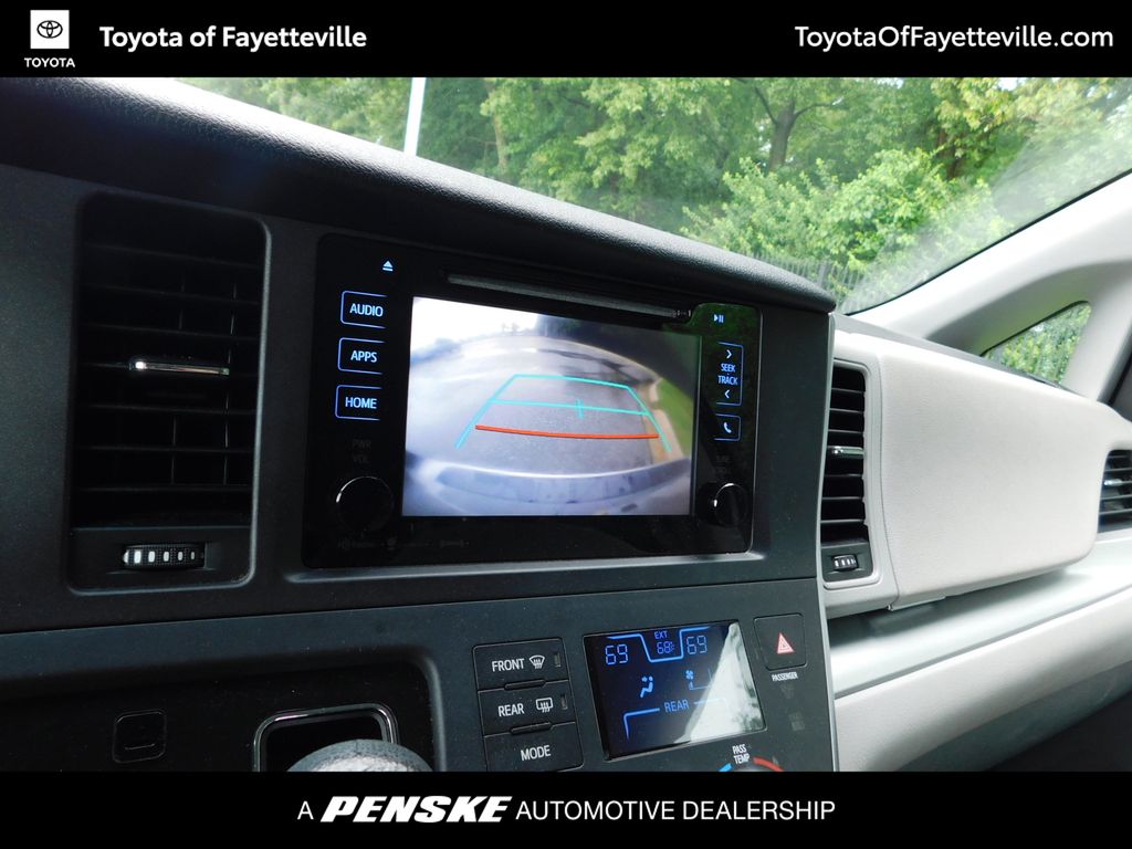 Thumbnail: 2016 Toyota Sienna - 6