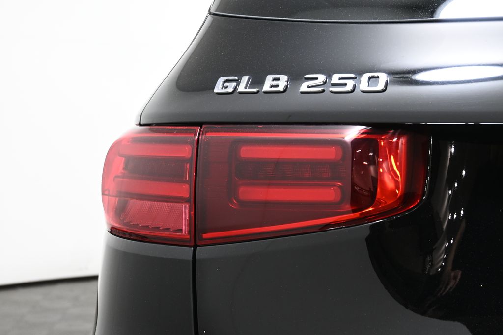 2025 Mercedes-Benz GLB 250 12