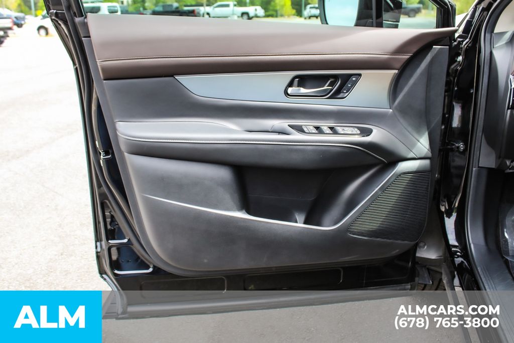 Used 2025 Black Nissan Platinum image 40