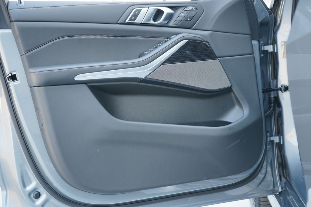 Thumbnail: 2026 BMW X7 - 10