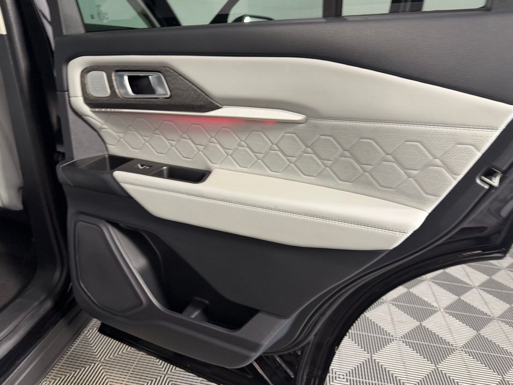 Used 2025 Black Metallic Ford Platinum image 29