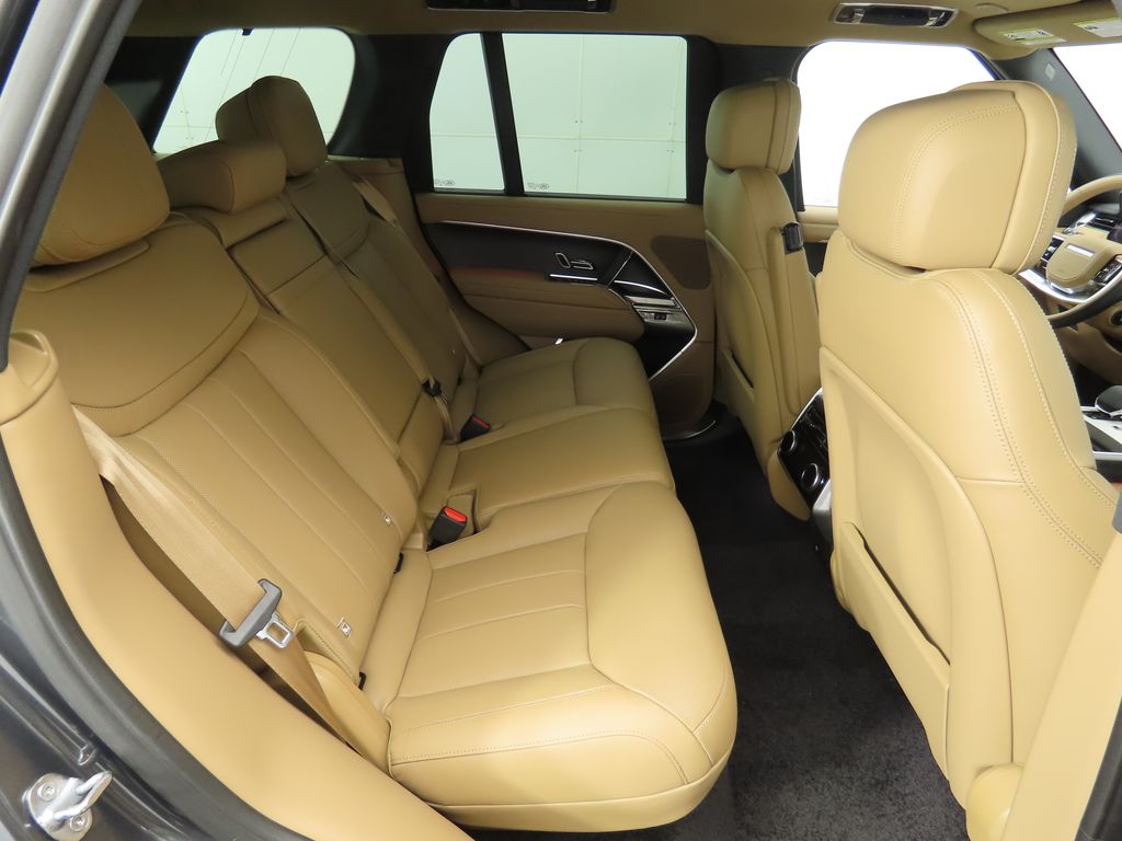 2025 Land Rover Range Rover SE 24