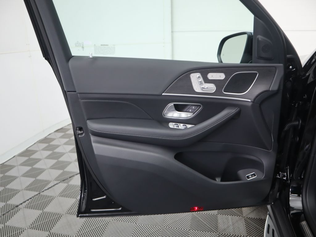 Thumbnail: 2026 Mercedes-Benz GLE - 26